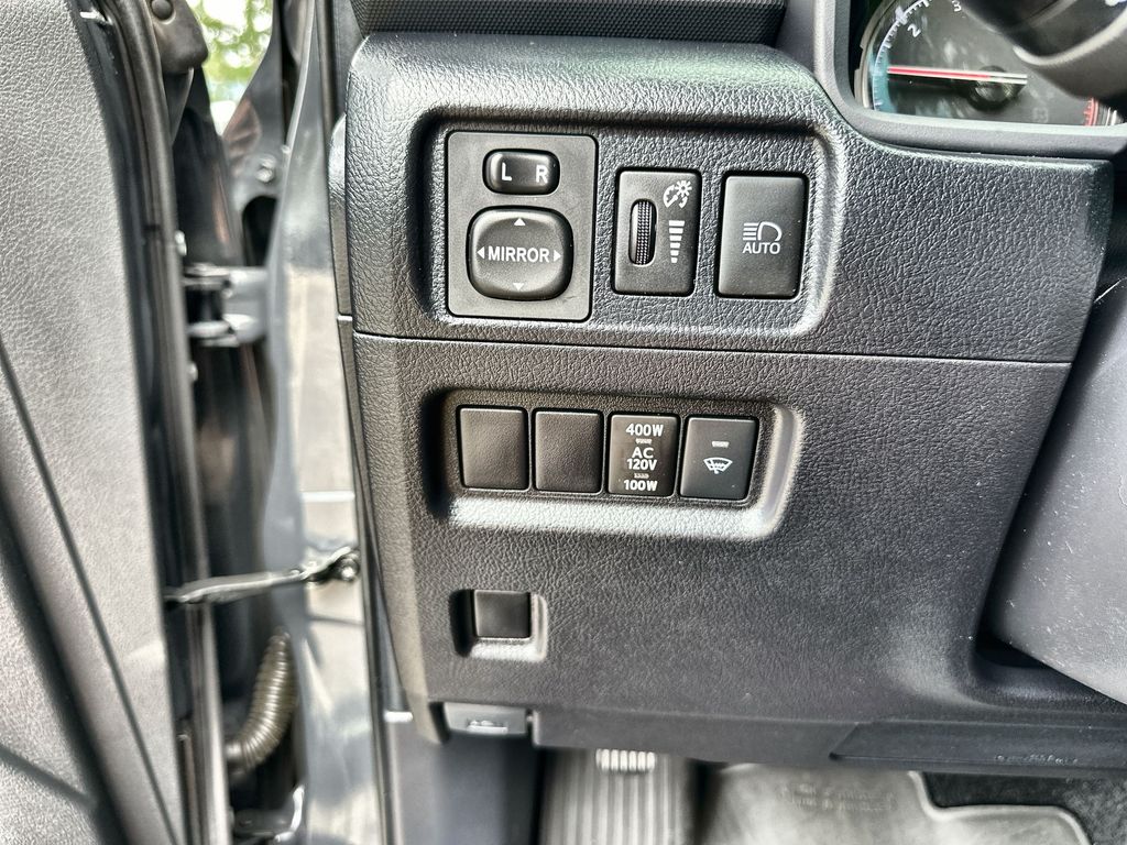 Vehicle image 33 of 36
