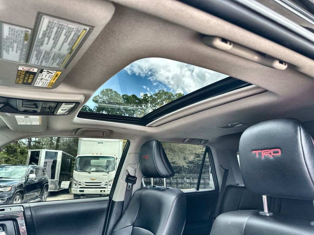 Vehicle image 31 of 36