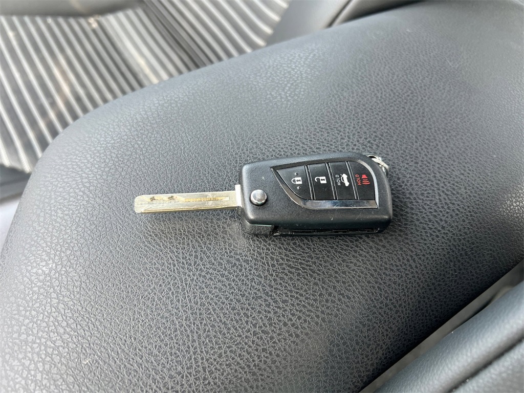 Vehicle image 22 of 32
