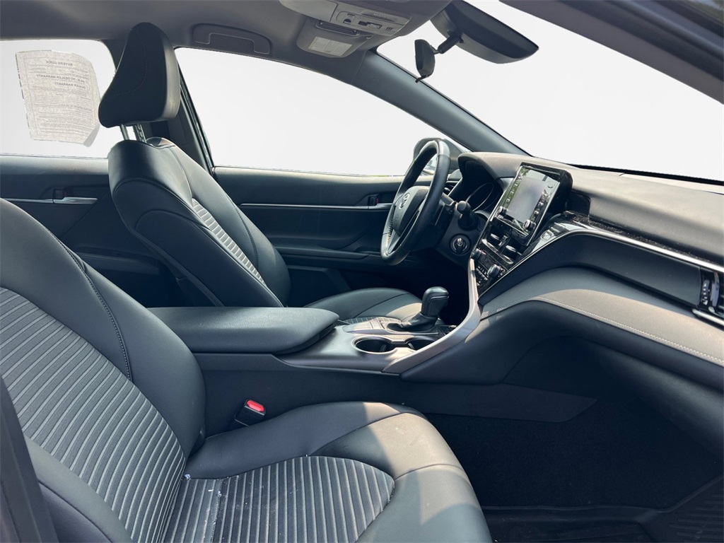 Vehicle image 26 of 32