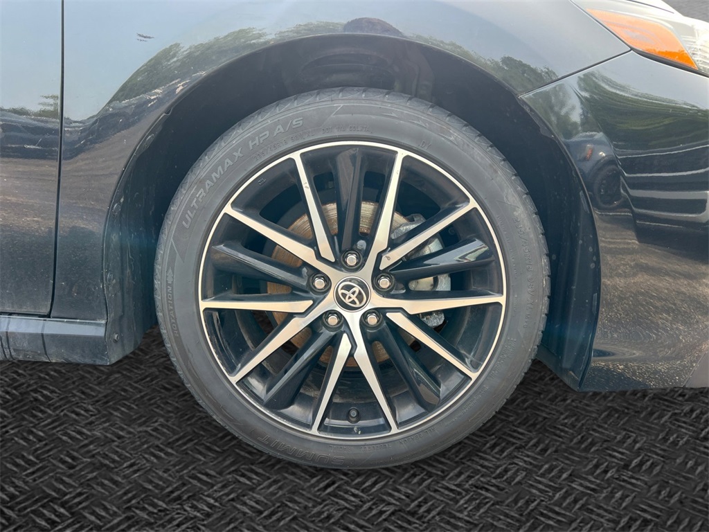 Vehicle image 10 of 32