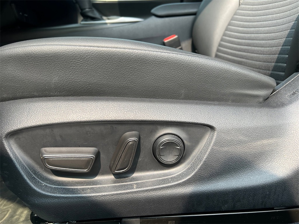 Vehicle image 13 of 32