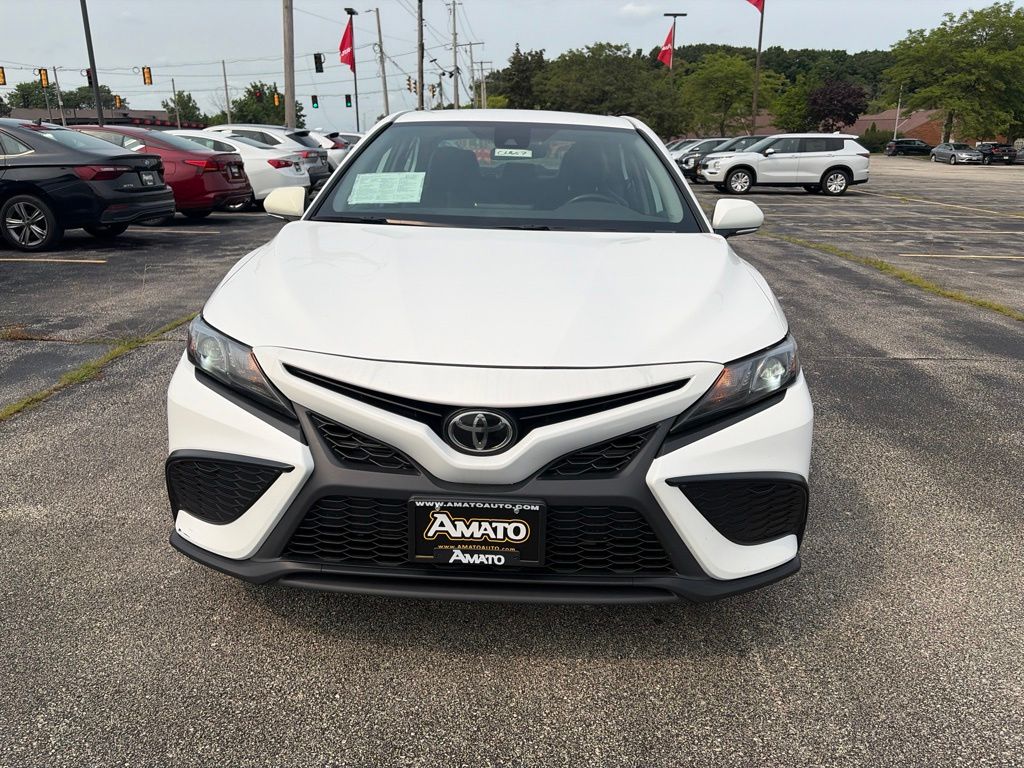 2024 Toyota Camry SE Image 2 of 30