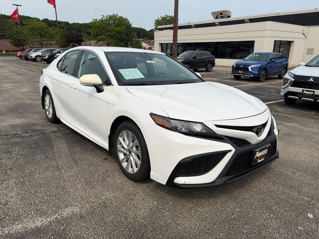 2024 Toyota Camry SE Image 3 of 30