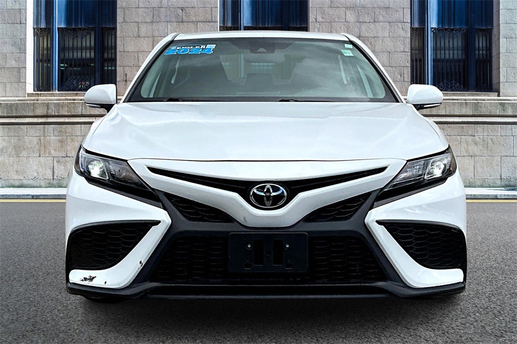 2024 Toyota Camry SE Image 2 of 31