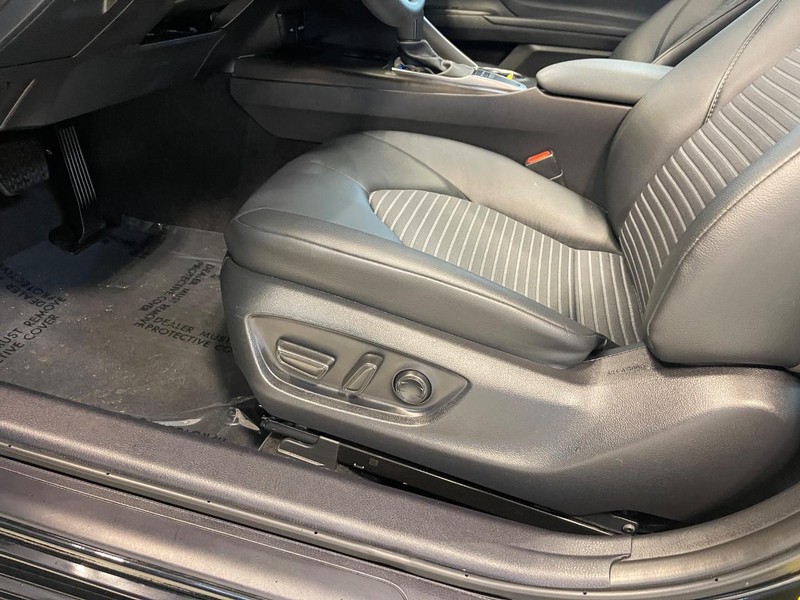 Vehicle image 19 of 34