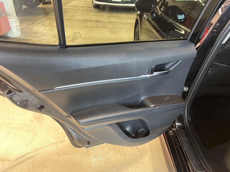 Vehicle image 21 of 34