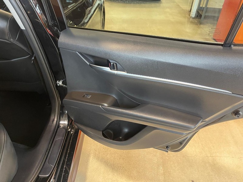 Vehicle image 18 of 34