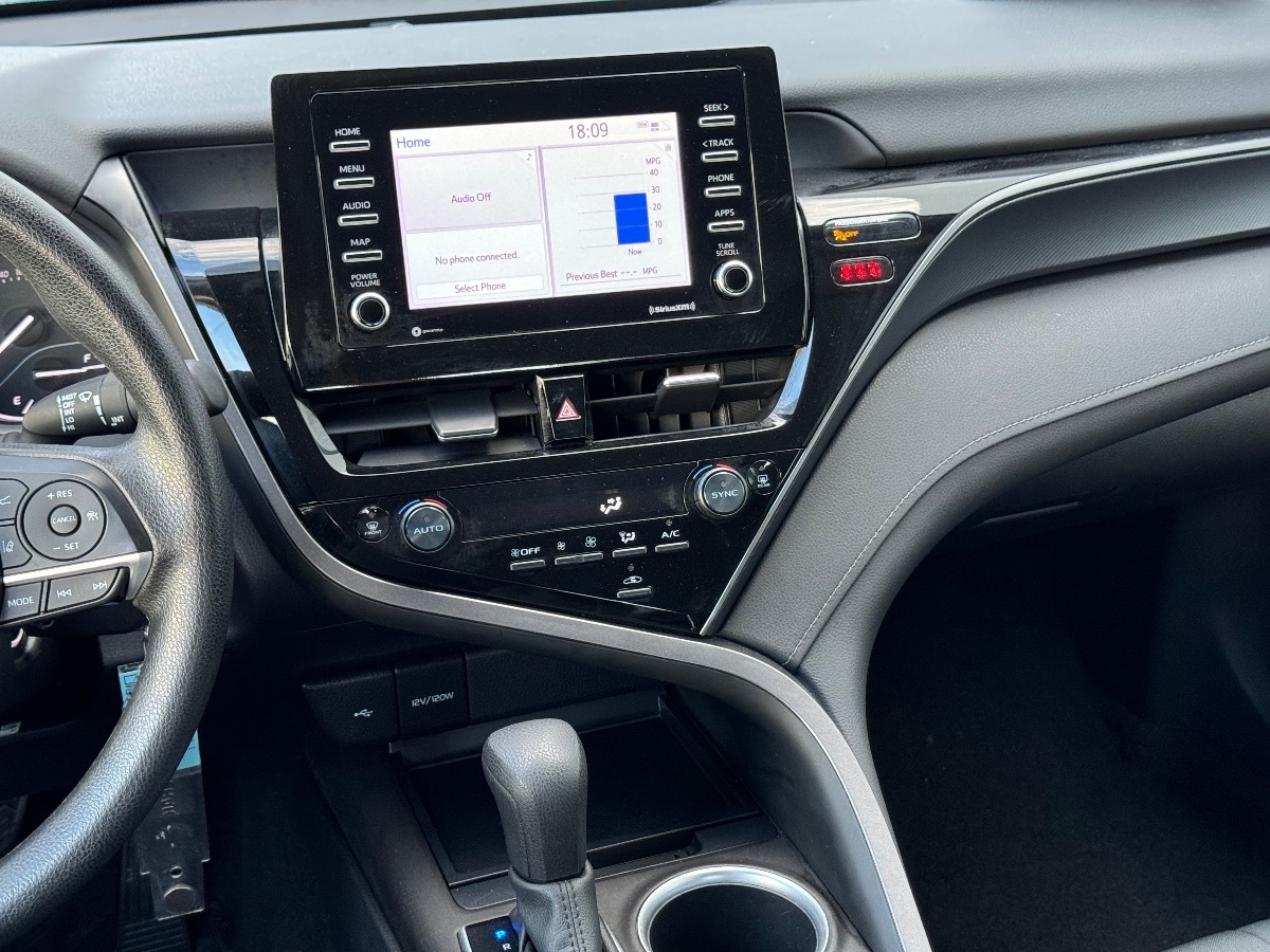 Vehicle image 17 of 18