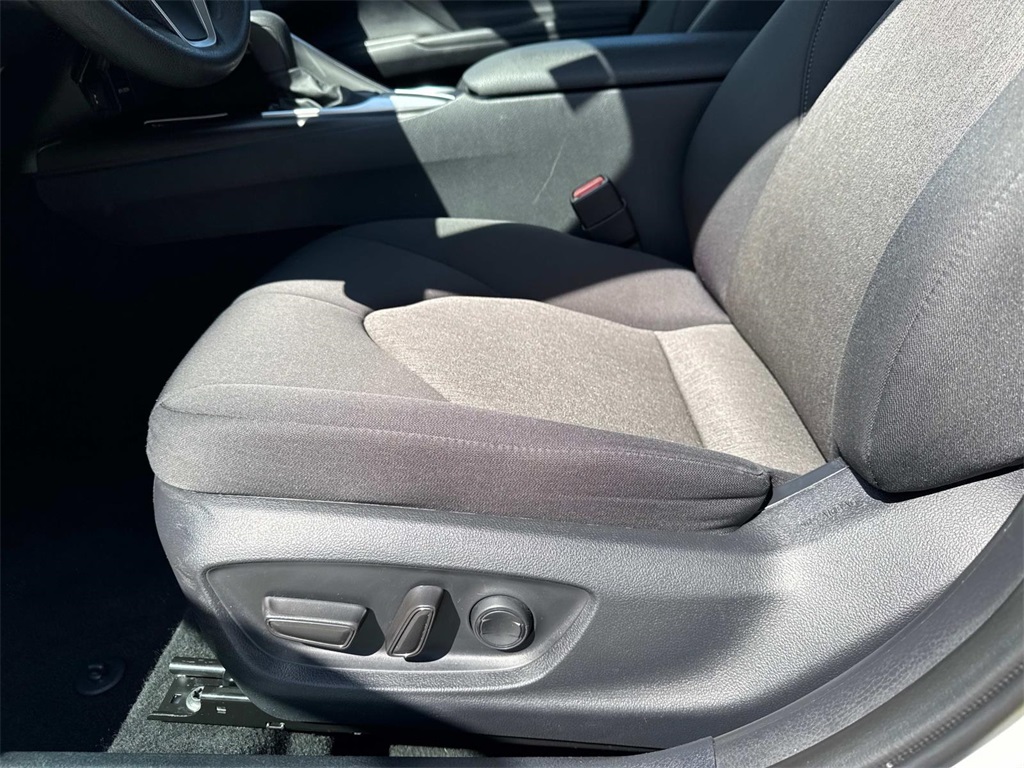 Vehicle image 15 of 27