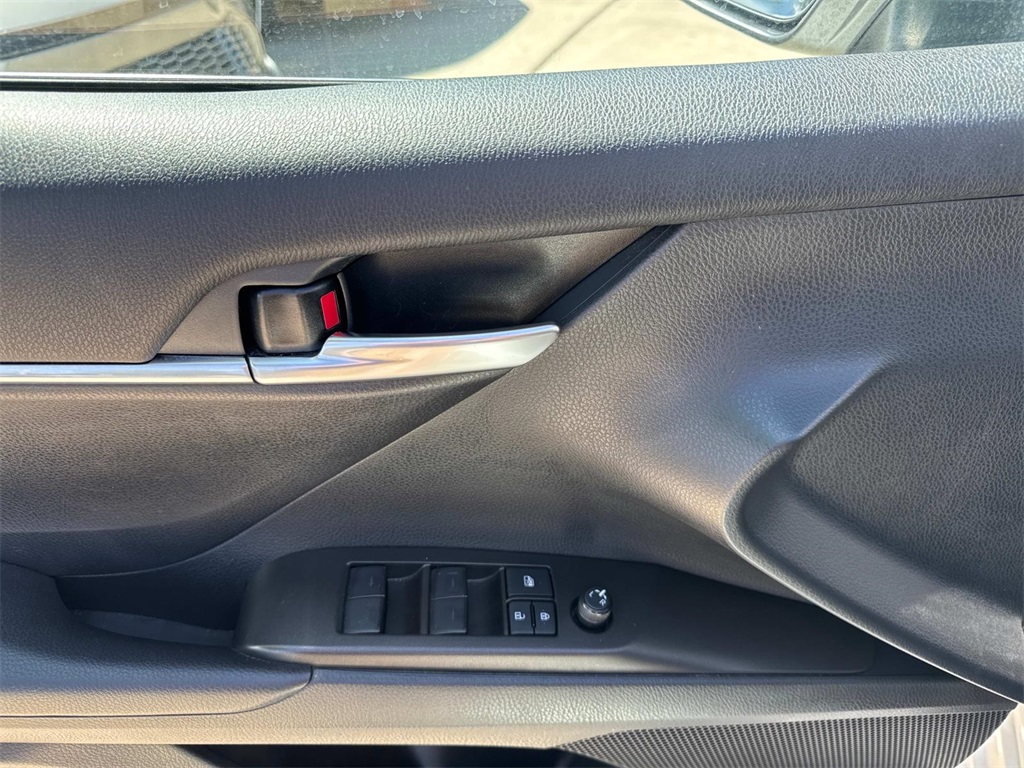 Vehicle image 18 of 27