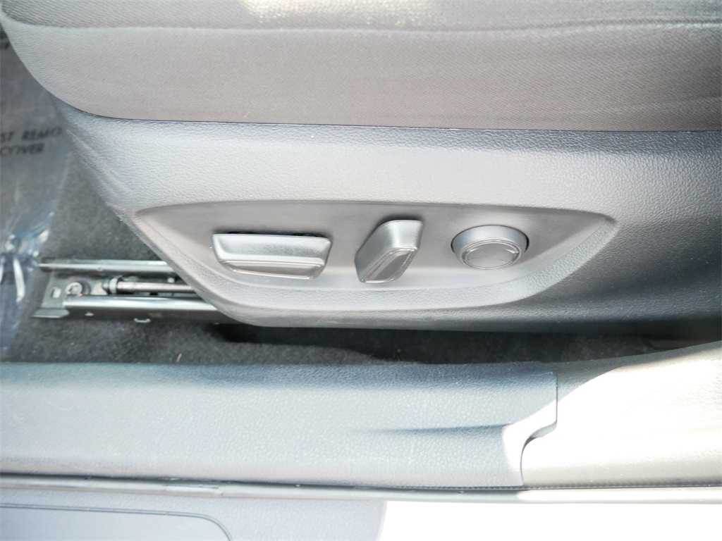 Vehicle image 16 of 28