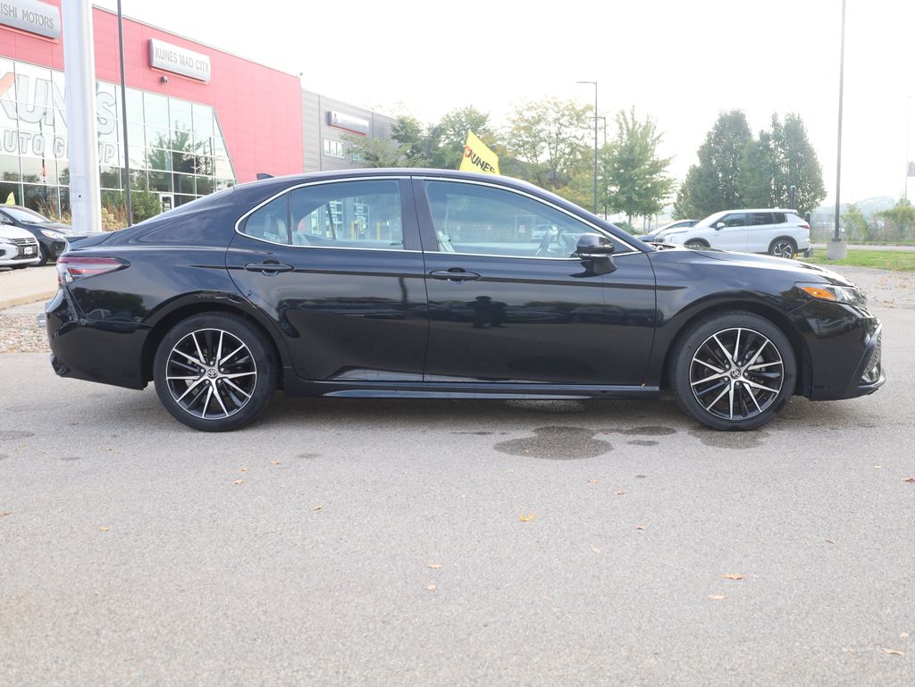 2024 Toyota Camry SE Image 5 of 37