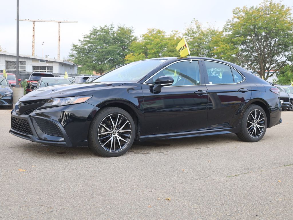 2024 Toyota Camry SE Image 1 of 37