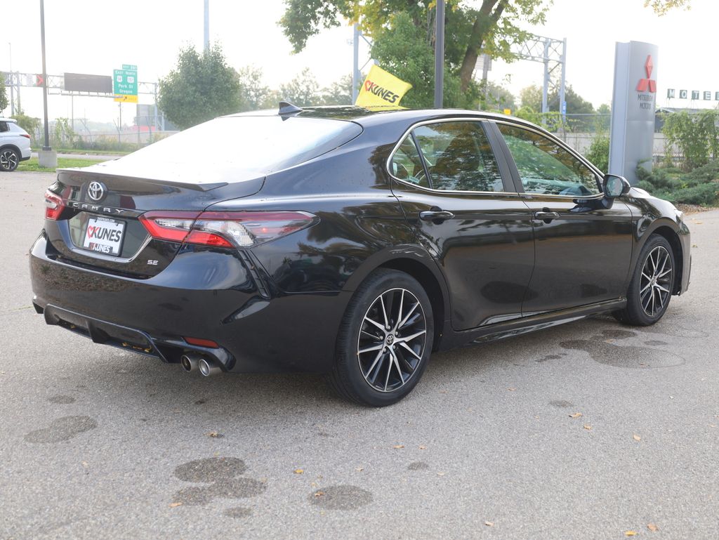 2024 Toyota Camry SE Image 6 of 37