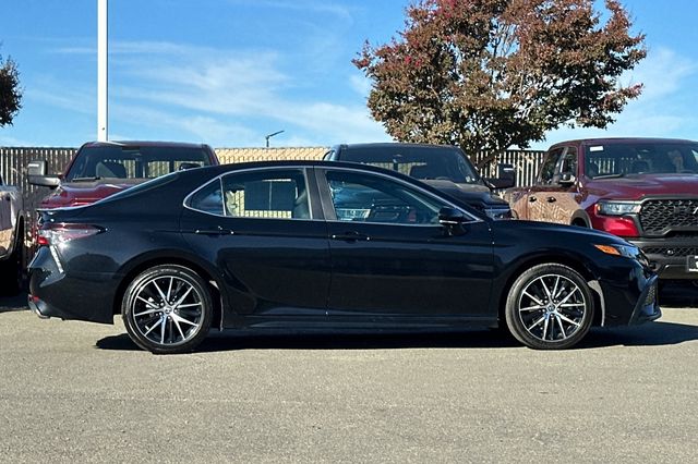 2024 Toyota Camry SE Image 3 of 31