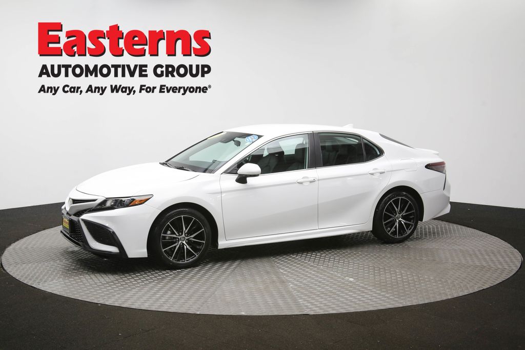 2024 Toyota Camry SE Image 2 of 65