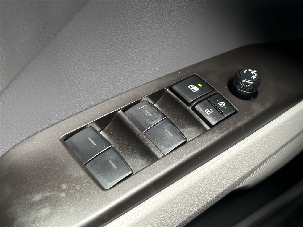 Vehicle image 18 of 25