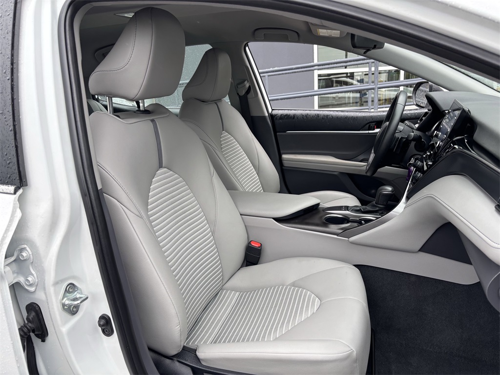 Vehicle image 21 of 25