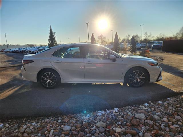 2024 Toyota Camry SE Image 3 of 36