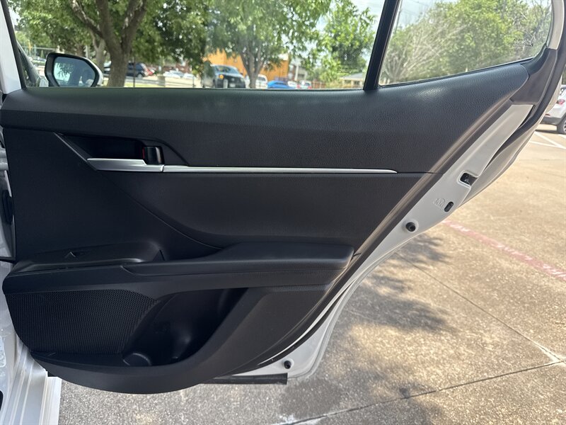 Vehicle image 21 of 28