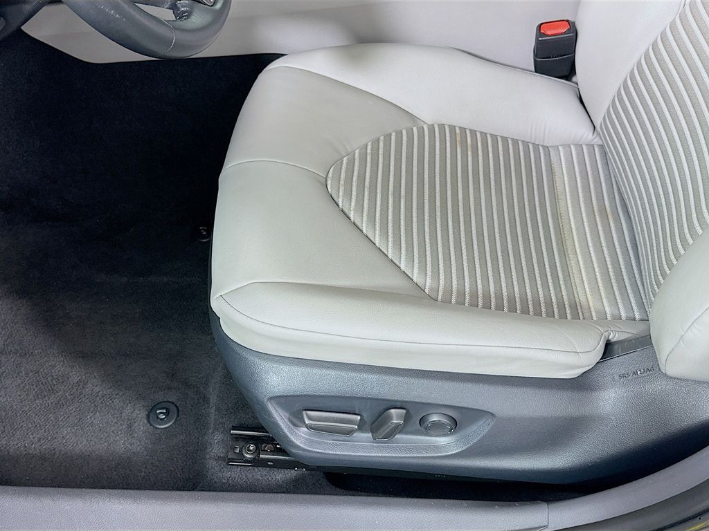 2024 Toyota Camry SE Image 27 of 30