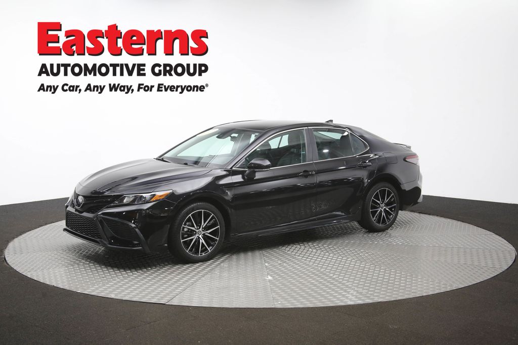 2024 Toyota Camry SE Image 2 of 64