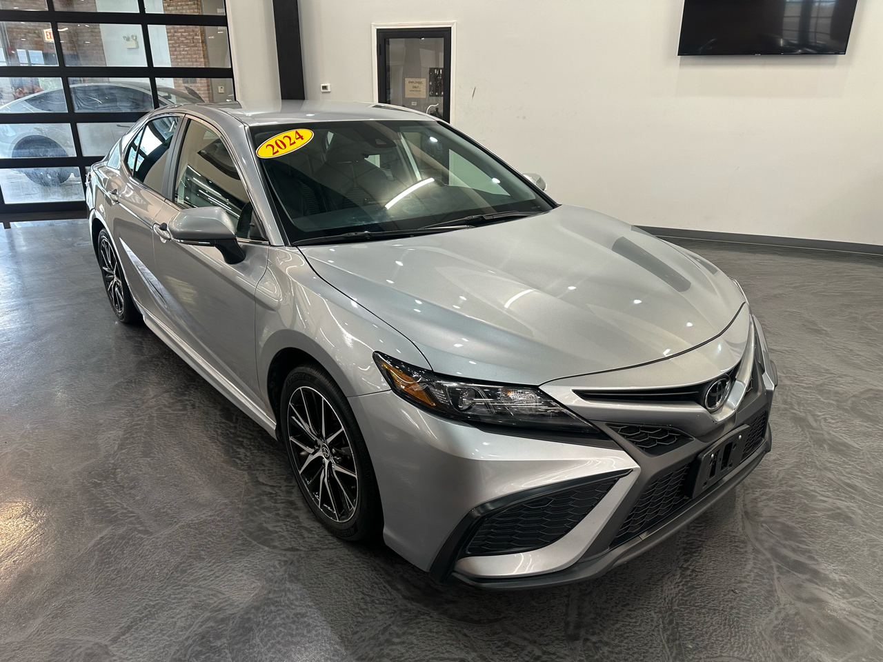 2024 Toyota Camry SE Image 1 of 24