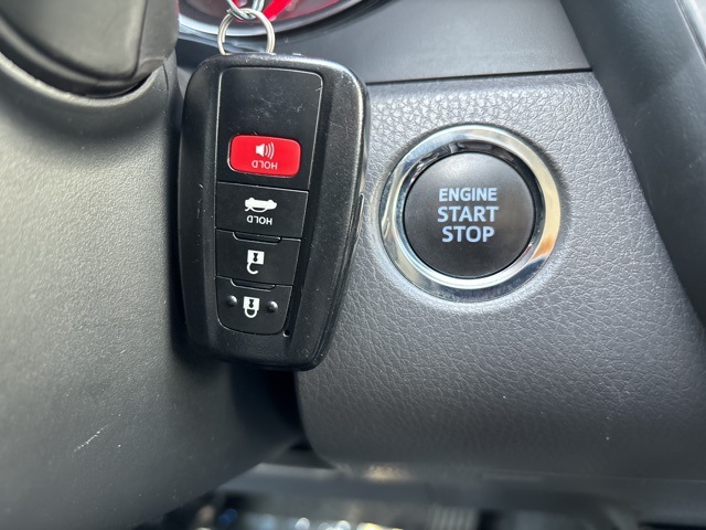 Vehicle image 23 of 33