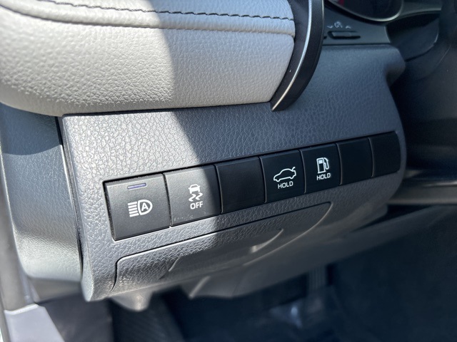 Vehicle image 17 of 33
