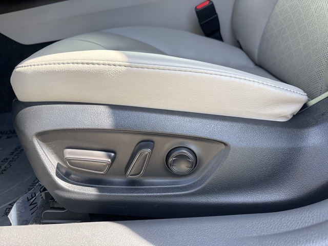 Vehicle image 15 of 33