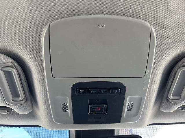 Vehicle image 31 of 33