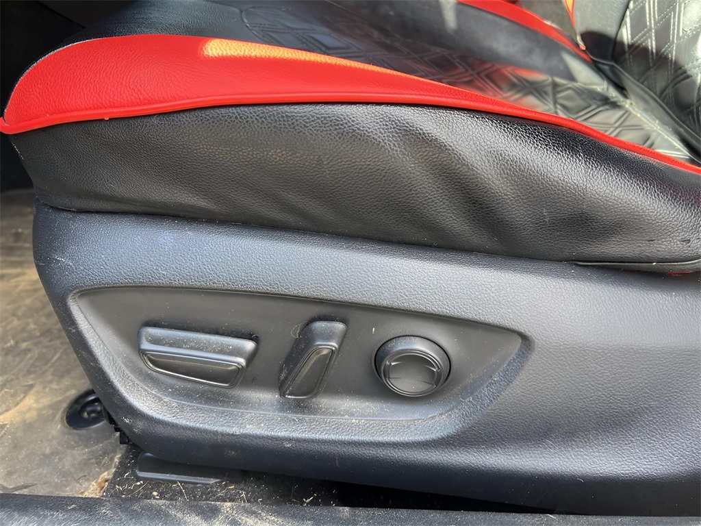 Vehicle image 21 of 34