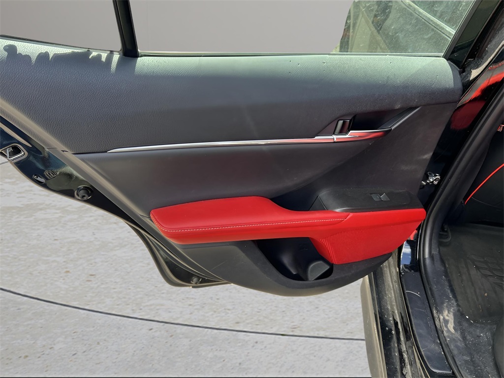 Vehicle image 23 of 34