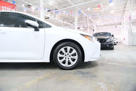 2024 Toyota Corolla LE Image 4 of 38