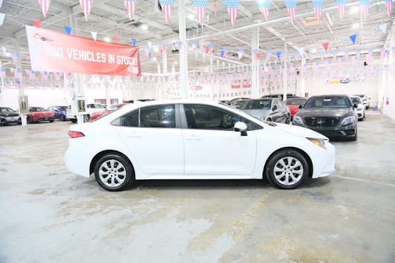 2024 Toyota Corolla LE Image 3 of 38