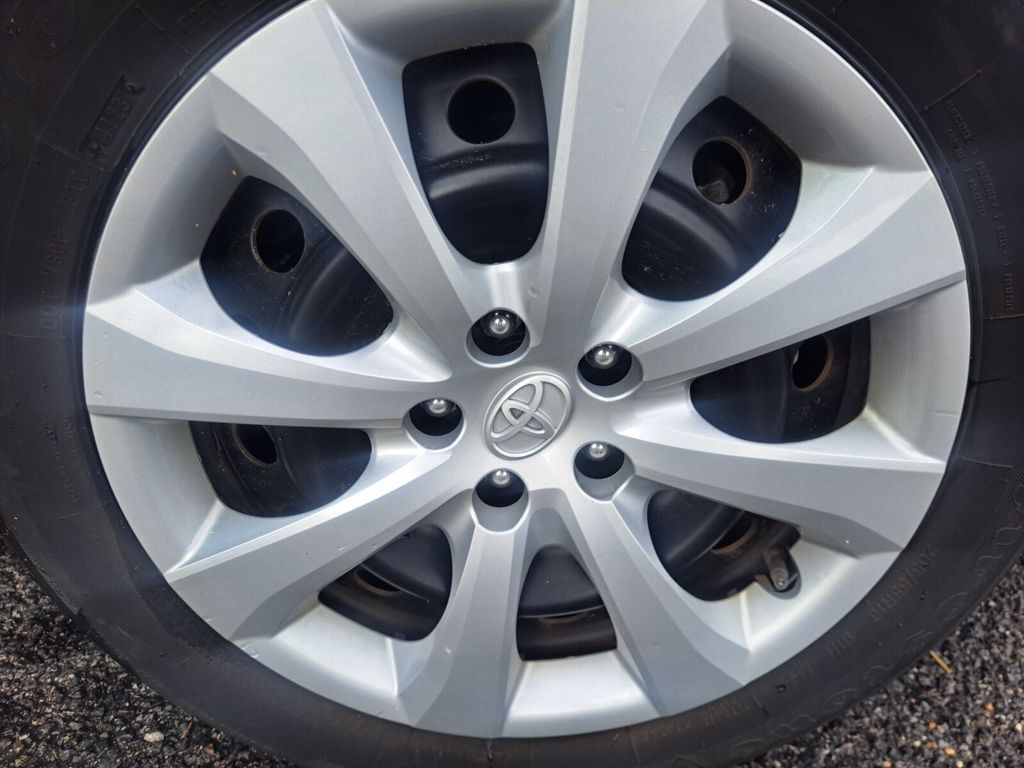 2024 Toyota Corolla LE Image 9 of 27