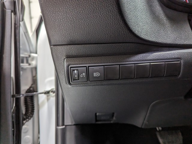 Vehicle image 14 of 31
