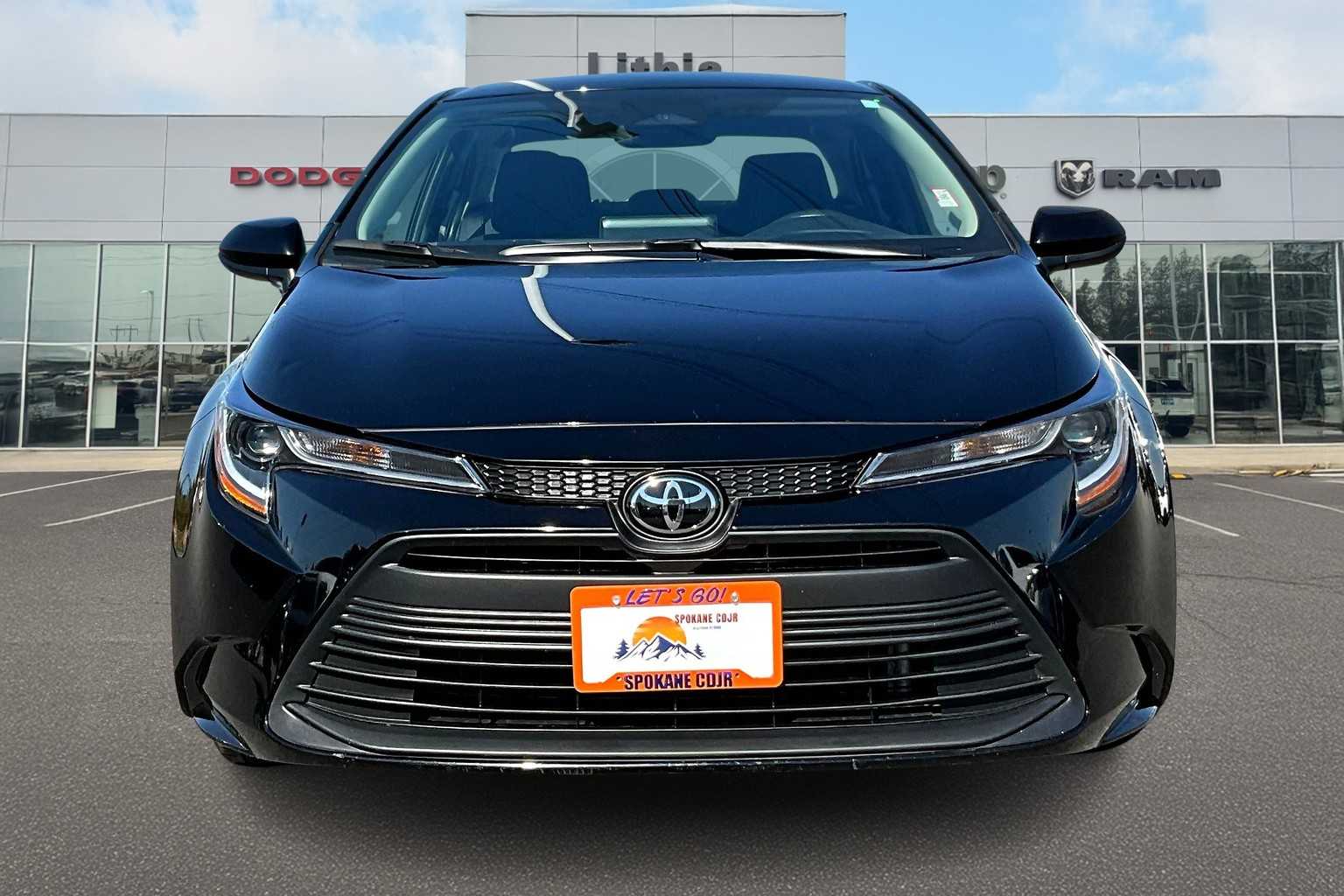 2024 Toyota Corolla LE Image 2 of 36