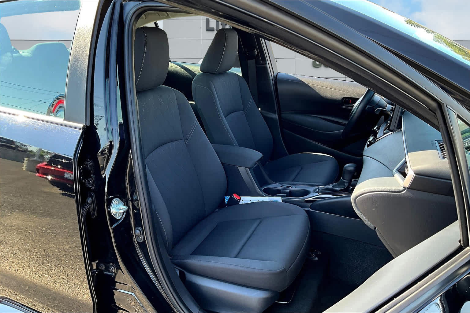 2024 Toyota Corolla LE Image 14 of 36