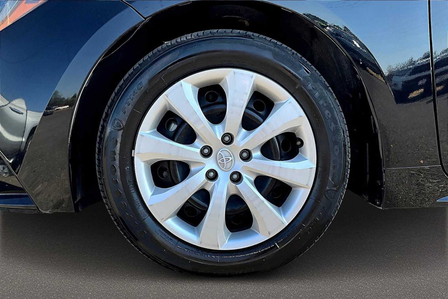 2024 Toyota Corolla LE Image 8 of 36