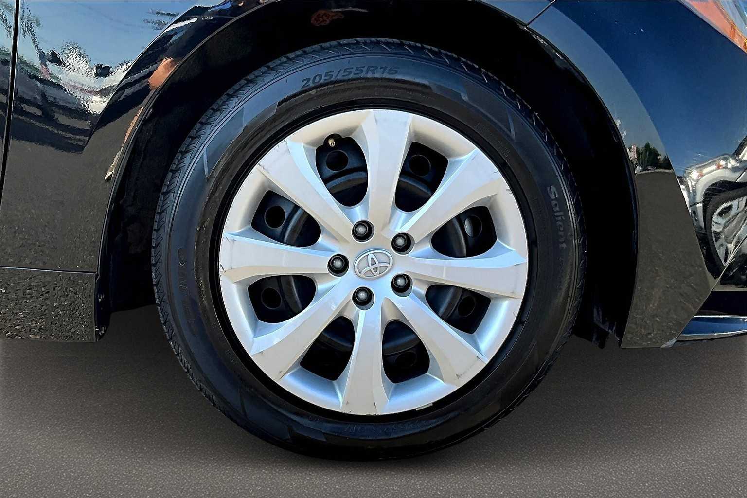 2024 Toyota Corolla LE Image 9 of 36