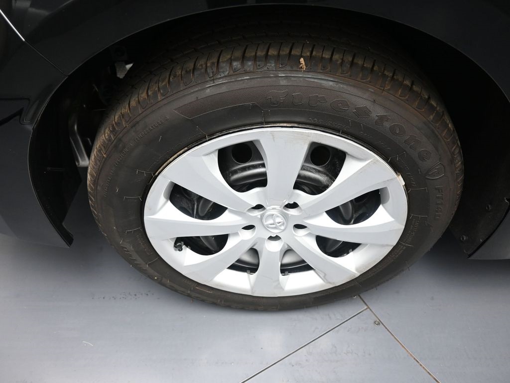 Vehicle image 32 of 48