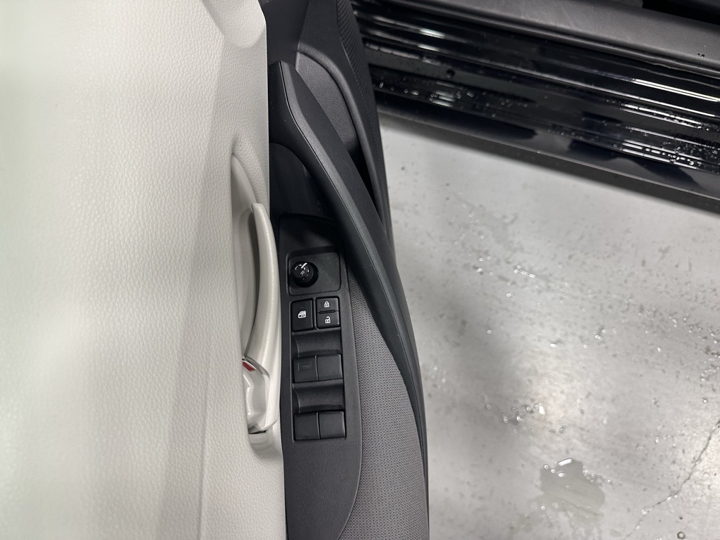 Vehicle image 9 of 66