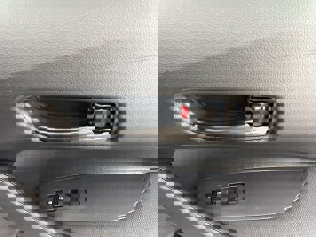 Vehicle image 26 of 30