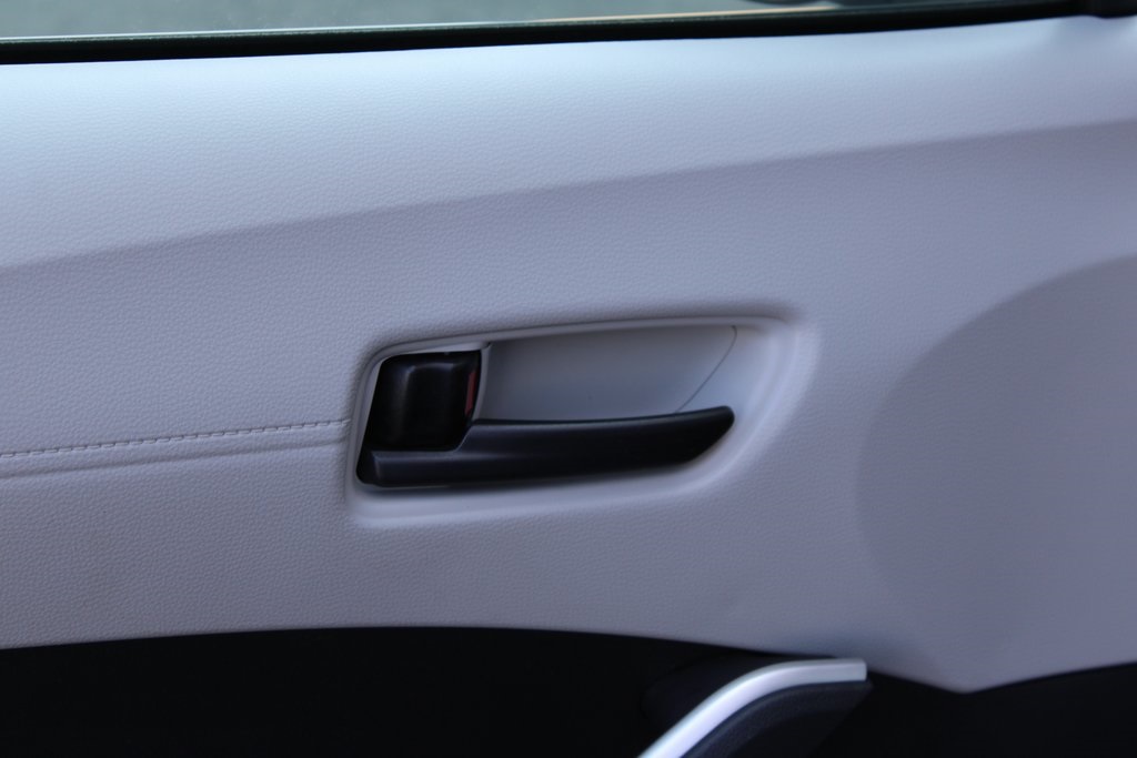 Vehicle image 37 of 43