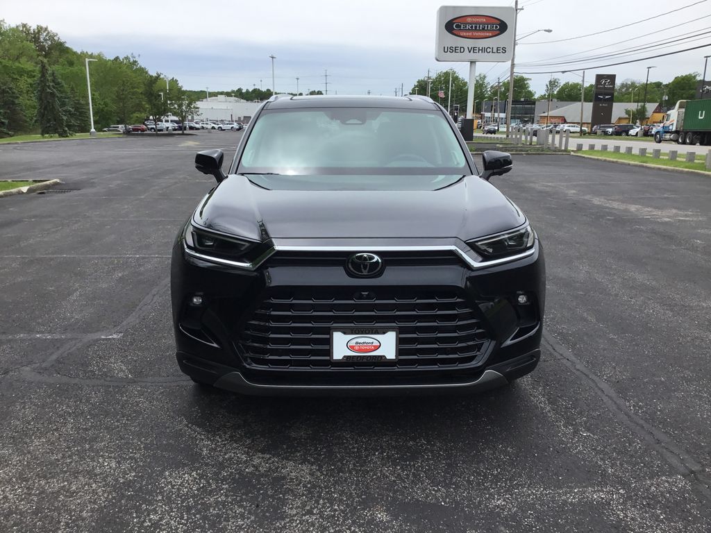 2024 Toyota Grand Highlander XLE Image 2 of 24
