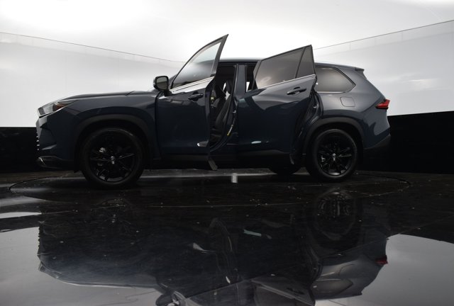 Vehicle image 33 of 43