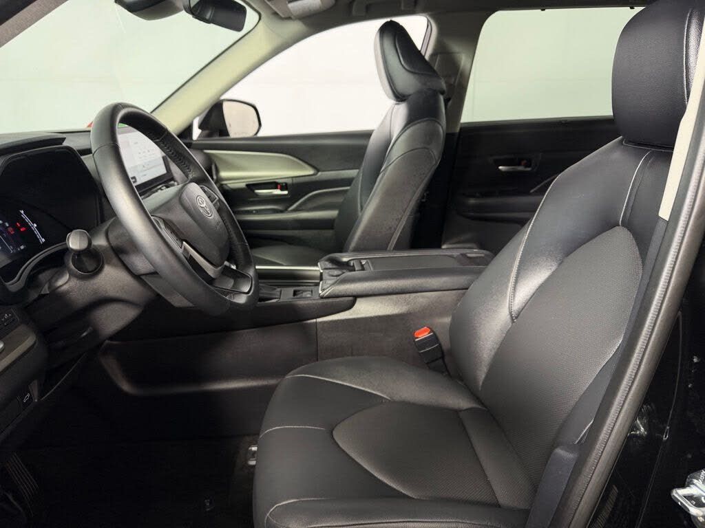 2024 Toyota Grand Highlander XLE Image 3 of 4