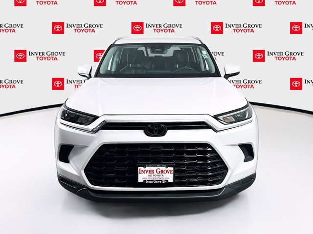 2024 Toyota Grand Highlander XLE Image 2 of 19